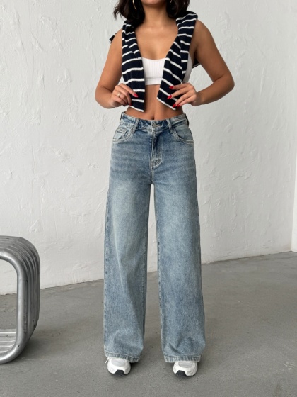 Blugi evazati cu rupturi si aplicatii din strasuri la spate - Img 2