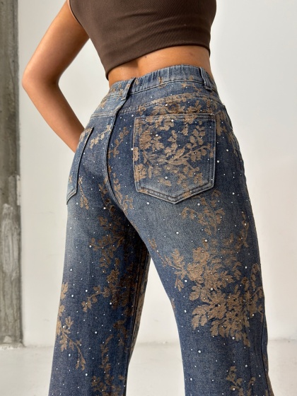 Blugi wide leg cu imprimeu floral maro și detalii strălucitoare - Img 3
