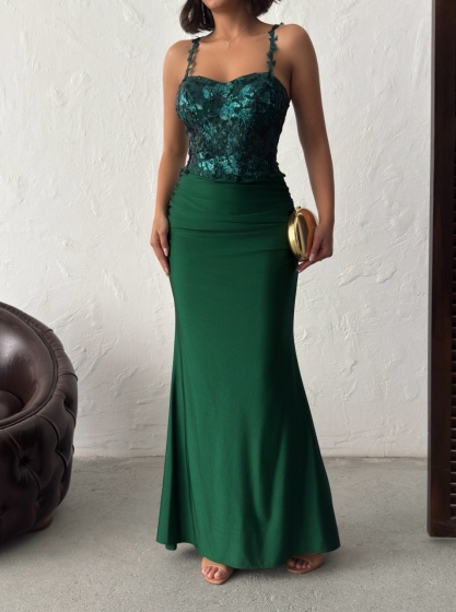 Rochie eleganta lunga cu broderie florală și paiete