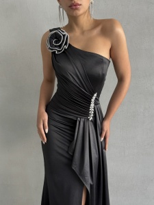 Rochie eleganta lunga din satin cu accesoriu pampon - Img 5