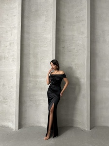Rochie eleganta lunga din satin cu umeri goi si crapata pe picior - Img 7