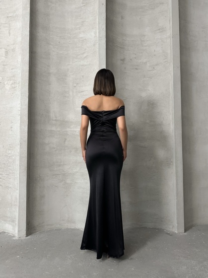 Rochie eleganta lunga din satin cu umeri goi si crapata pe picior - Img 3