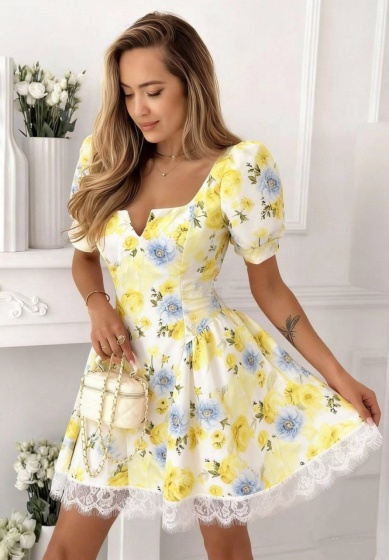 Rochie scurtă cu imprimeu floral si garnitura din dantela