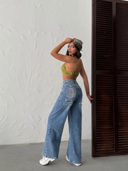 Blugi evazati cu rupturi si aplicatii din strasuri la spate - Img 2