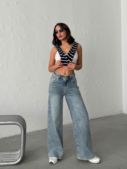 Blugi evazati cu rupturi si aplicatii din strasuri la spate - Img 8