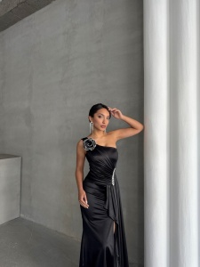 Rochie eleganta lunga din satin cu accesoriu pampon - Img 1