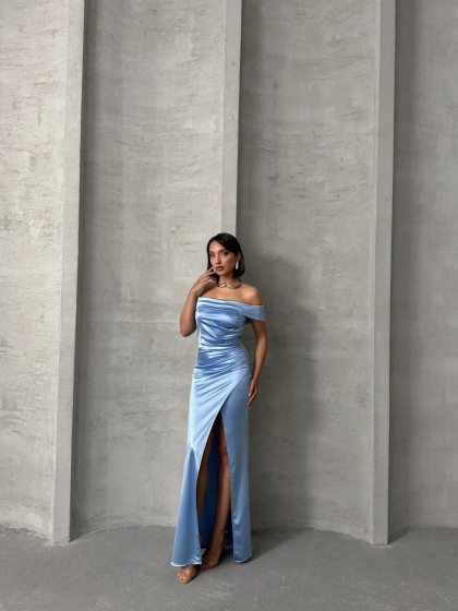 Rochie eleganta lunga din satin cu umeri goi si crapata pe picior - Img 5