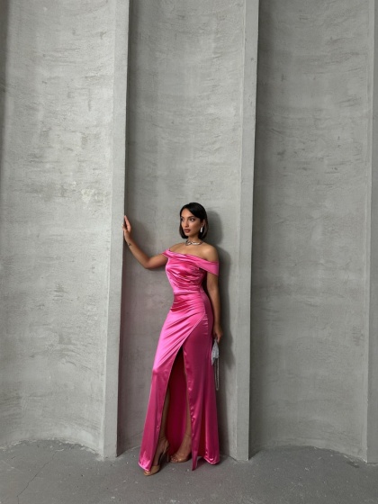 Rochie eleganta lunga din satin cu umeri goi si crapata pe picior - Img 7