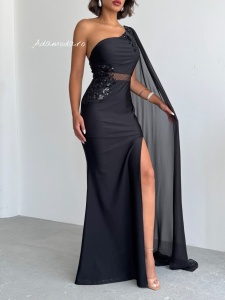 Rochie lunga eleganta cu detalii din paiete si trena fluida pe maneca - Img 4
