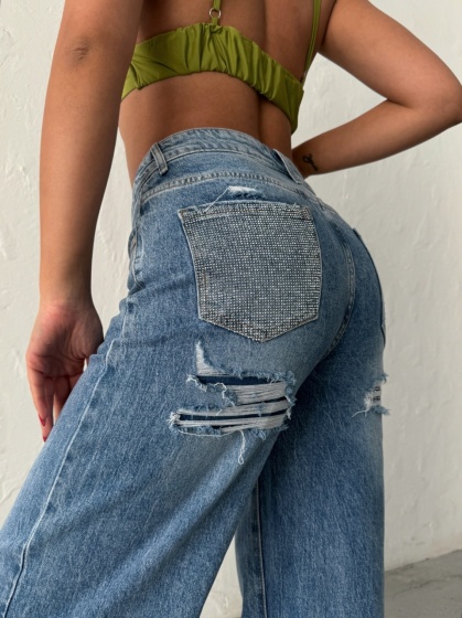 Blugi evazati cu rupturi si aplicatii din strasuri la spate