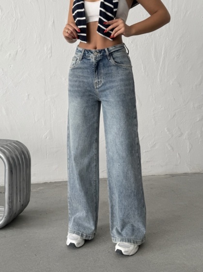 Blugi evazati cu rupturi si aplicatii din strasuri la spate - Img 6