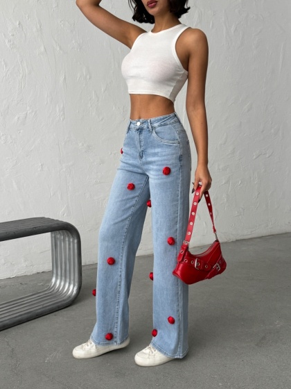 Blugi wide leg cu aplicatii florale rosii