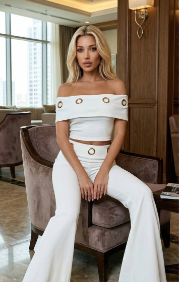 Compleu cu pantalon evazat accesorizat cu cercuri din metal - Img 6