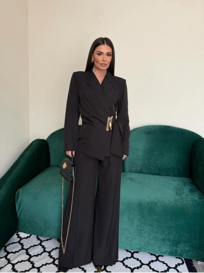 Costum cu pantalon evazat si accesoriu