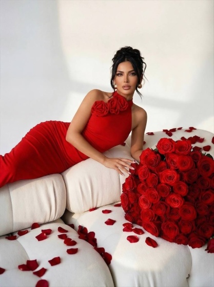 Rochie eleganta cu detalii florale si slit pe picior