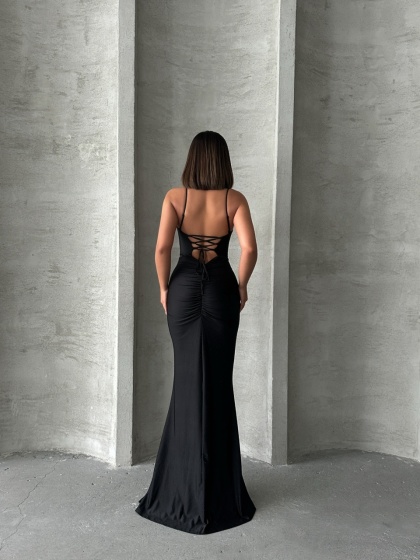 Rochie eleganta cu siret la spate accesorizata cu strasuri
