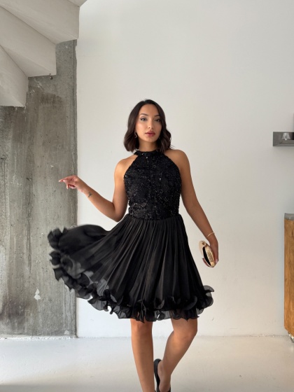 Rochie eleganta din satin creponat accesorizata cu paiete