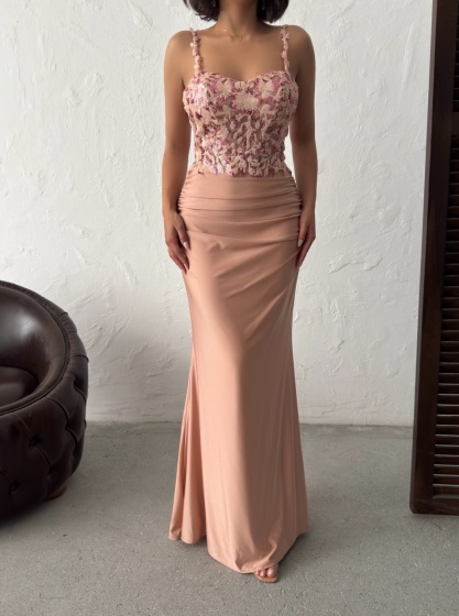 Rochie eleganta lunga cu broderie florală și paiete
