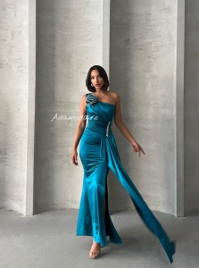 Rochie eleganta lunga din satin cu accesoriu pampon - Img 3