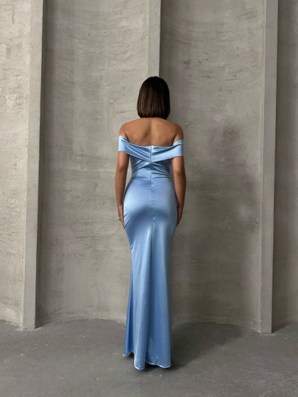 Rochie eleganta lunga din satin cu umeri goi si crapata pe picior - Img 3