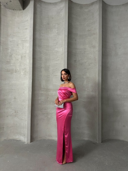 Rochie eleganta lunga din satin cu umeri goi si crapata pe picior - Img 4