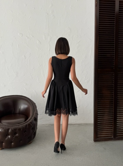 Rochie scurtă cu garnitura din dantela si accesorizata cu nasturi - Img 2