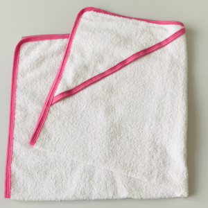 Prosop GROS de baie bebe, cu gluga, alb/roz, 80*80 cm, potrivit pentru brodat, en gros