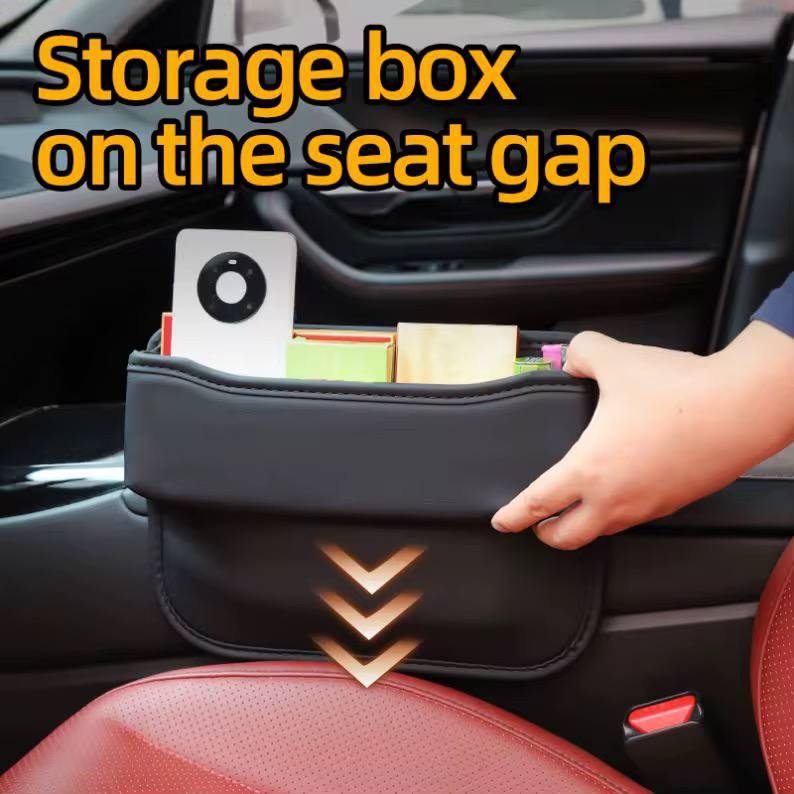 Auto-Organizer aus burgunderfarbenem Leder, Detail aus dem Autoinnenraum.