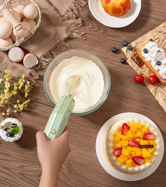 Mixer electric de mână portabil de culoare verde-gri.