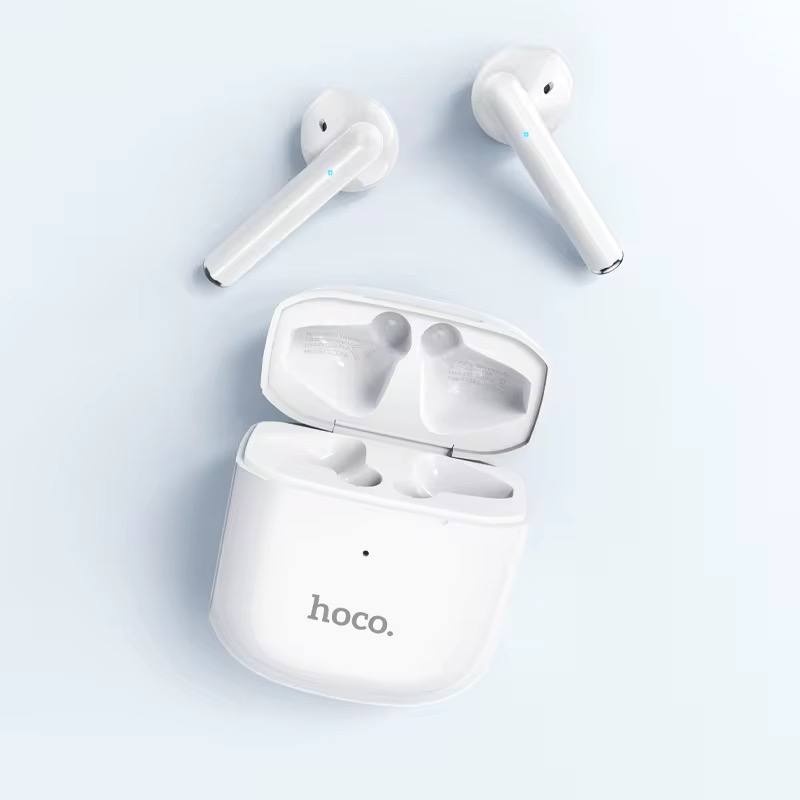 Căști wireless de culoare albă, cu carcasă de încărcare.