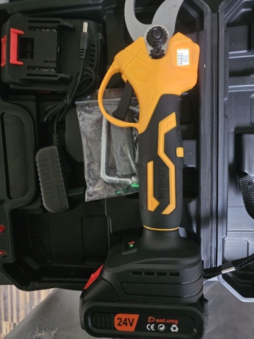 DO193 - Foarfeca electrica cu ecran digital pentru afisarea numarului de taieri si procentajului bateriei, 2 acumulatori 24V pentru taierea crengilor, curatarea copacilor si vitei de vie, cu lada de depozitare, negru/galben - Img 7