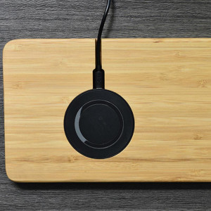 Incarcator wireless si organizator de birou din bambus