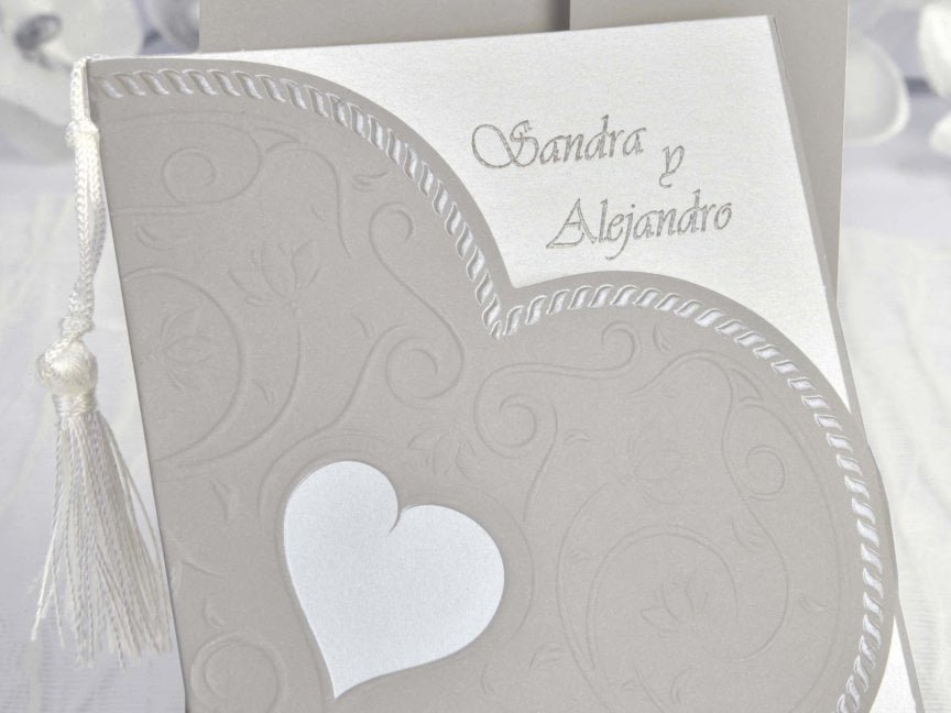 Invitatii de nunta decorate cu inimi pentru romanticii incurabili