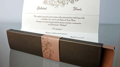 Ce spuneti despre o invitatie de nunta in cutie?