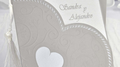 Invitatii de nunta decorate cu inimi pentru romanticii incurabili