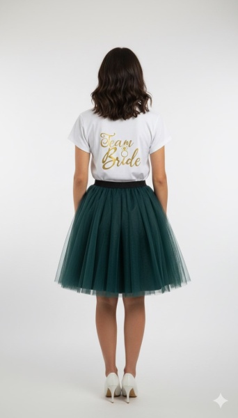 Tricou alb inscriptionat cu Team Bride, fusta verde - Img 2