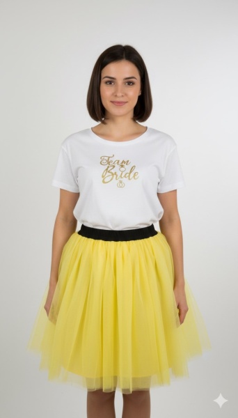 Tricou alb inscriptionat cu Team Bride, fusta galbena