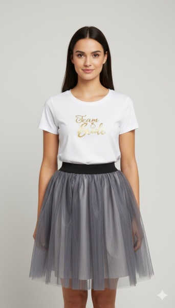 Tricou alb inscriptionat cu Team Bride, fusta gri