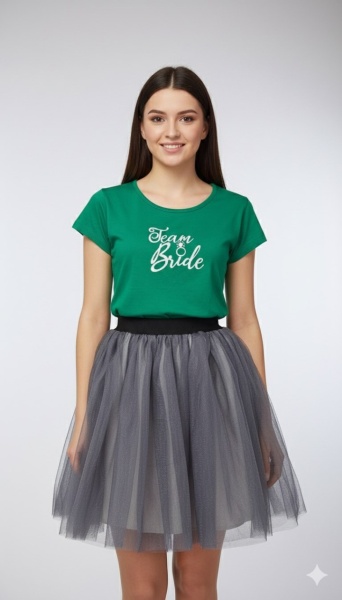 Tricou verde inscriptionat cu Team Bride, cu fusta gri inchis