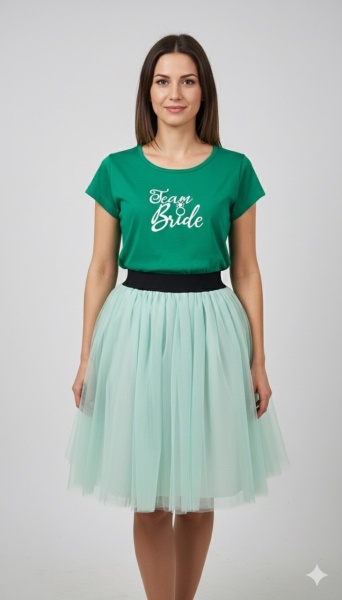 Tricou verde inscriptionat cu Team Bride, cu fusta verde mint