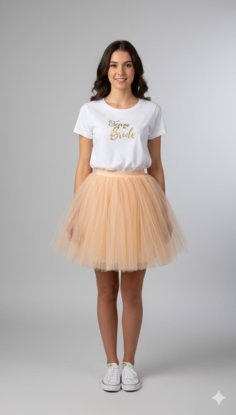 Tricou alb inscriptionat cu Team Bride, cu fusta banan.