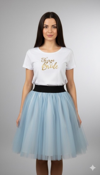 Tricou alb inscriptionat cu Team Bride, fusta bleo