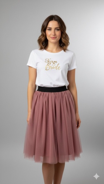 Tricou alb inscriptionat cu Team Bride, fusta roz pudra