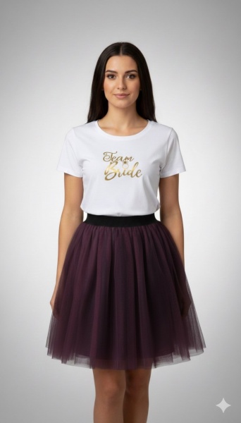Tricou alb inscriptionat cu Team Bride, cu fusta bordo