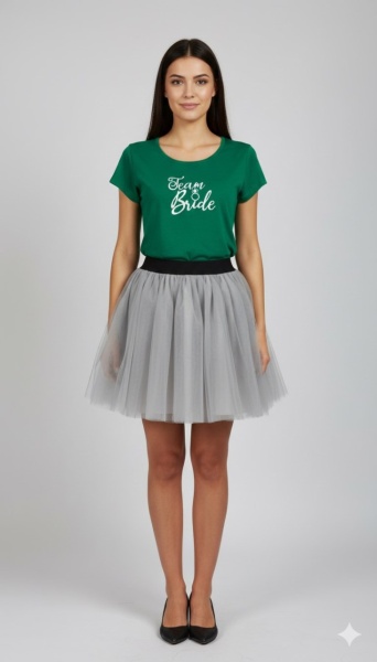 Tricou verde inscriptionat cu Team Bride, cu fusta gri deschis