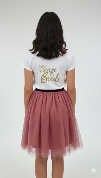 Tricou alb inscriptionat cu Team Bride, fusta roz pudra - Img 2