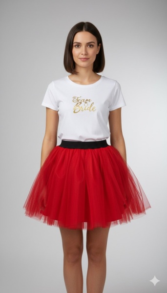 Tricou alb inscriptionat cu Team Bride, fusta rosie