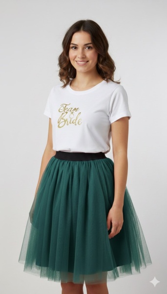 Tricou alb inscriptionat cu Team Bride, fusta verde