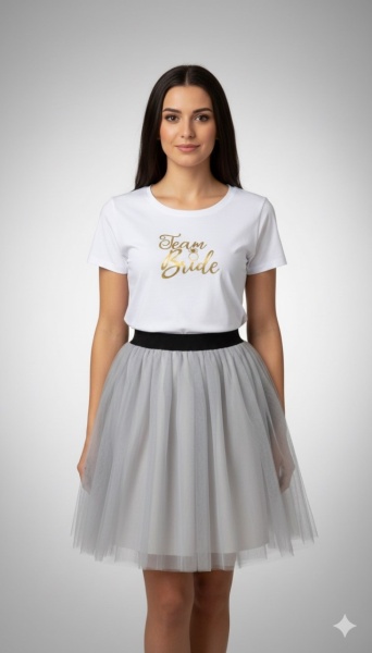 Tricou alb inscriptionat cu Team Bride, cu fusta gri deschis