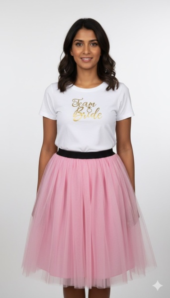 Tricou alb inscriptionat cu Team Bride, fusta roz